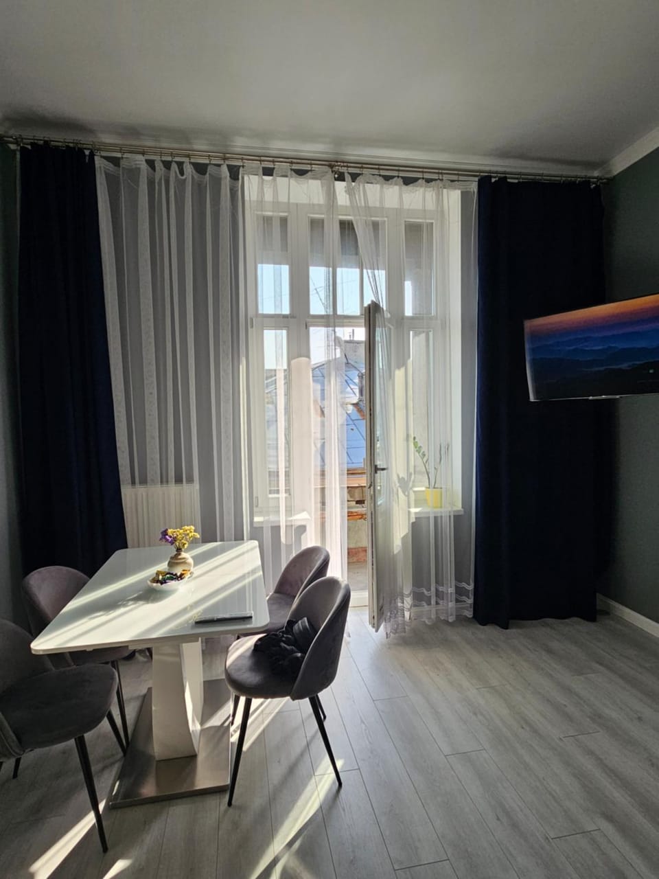 Seating area, Dining area