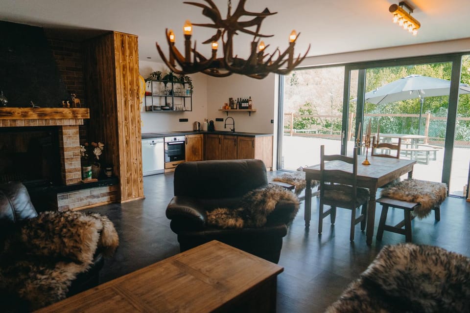 Kitchen or kitchenette, Living room, Seating area, Dining area