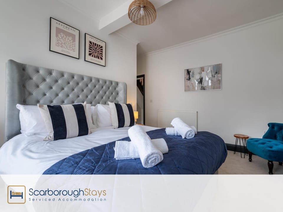 Bed, Photo of the whole room, Seating area, Bedroom, towels