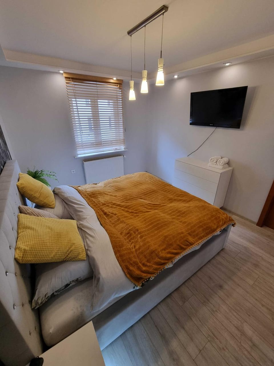 Bed, TV and multimedia, Bedroom