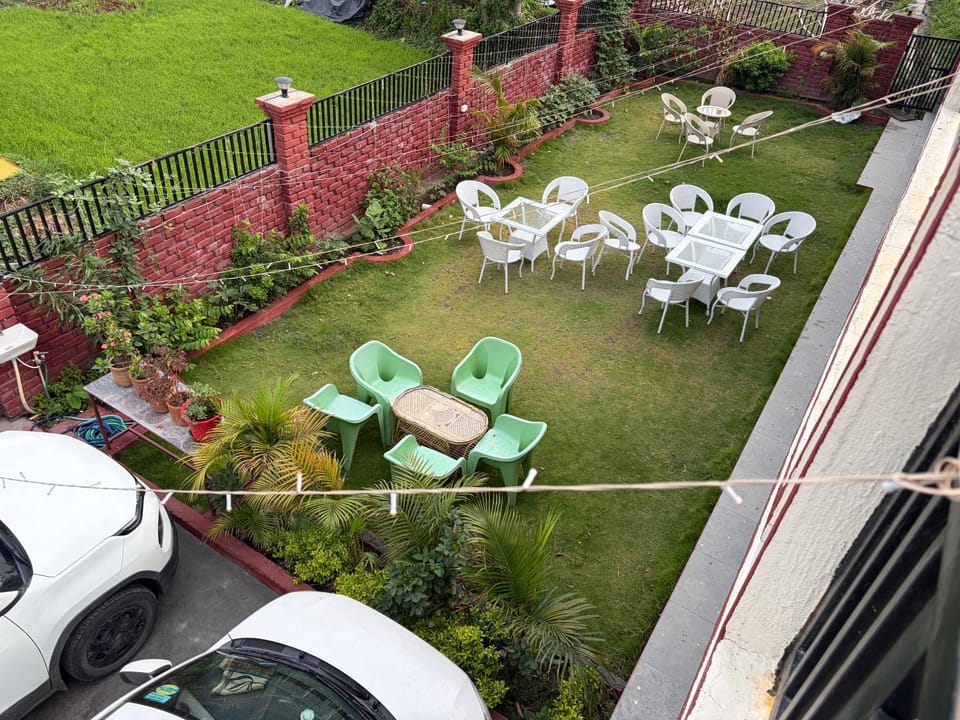 Seating area, Dining area, Evening entertainment, Garden view