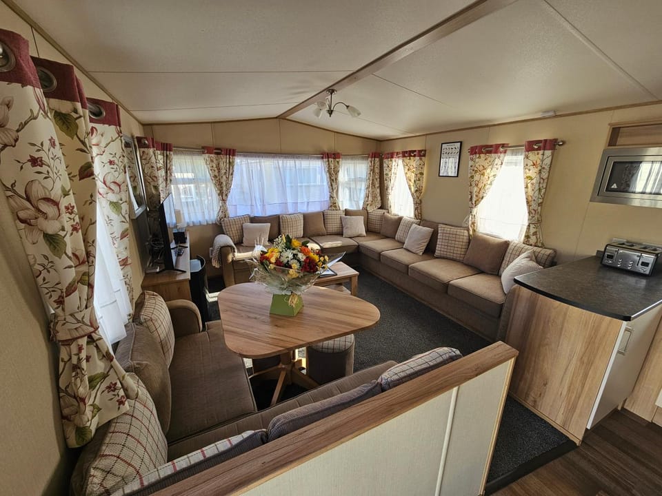 TV and multimedia, Living room, Seating area, Dining area