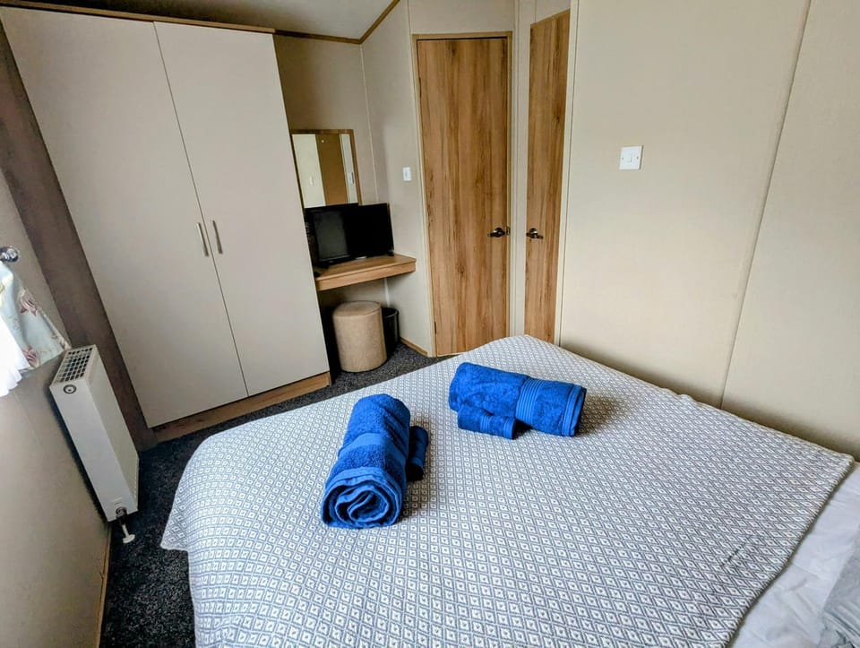 Hot Tub Getaways The Oakley 8 berth caravan with hot tub and quiet setting Campground/ 
RV Resort in Tattershall