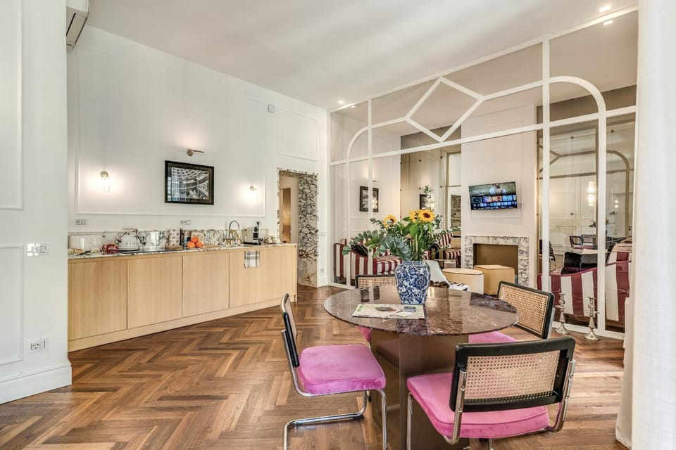 TV and multimedia, Kitchen or kitchenette, Living room, Seating area, Dining area