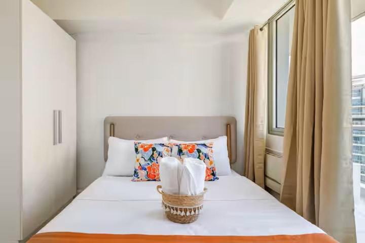 Bed, Bedroom, towels