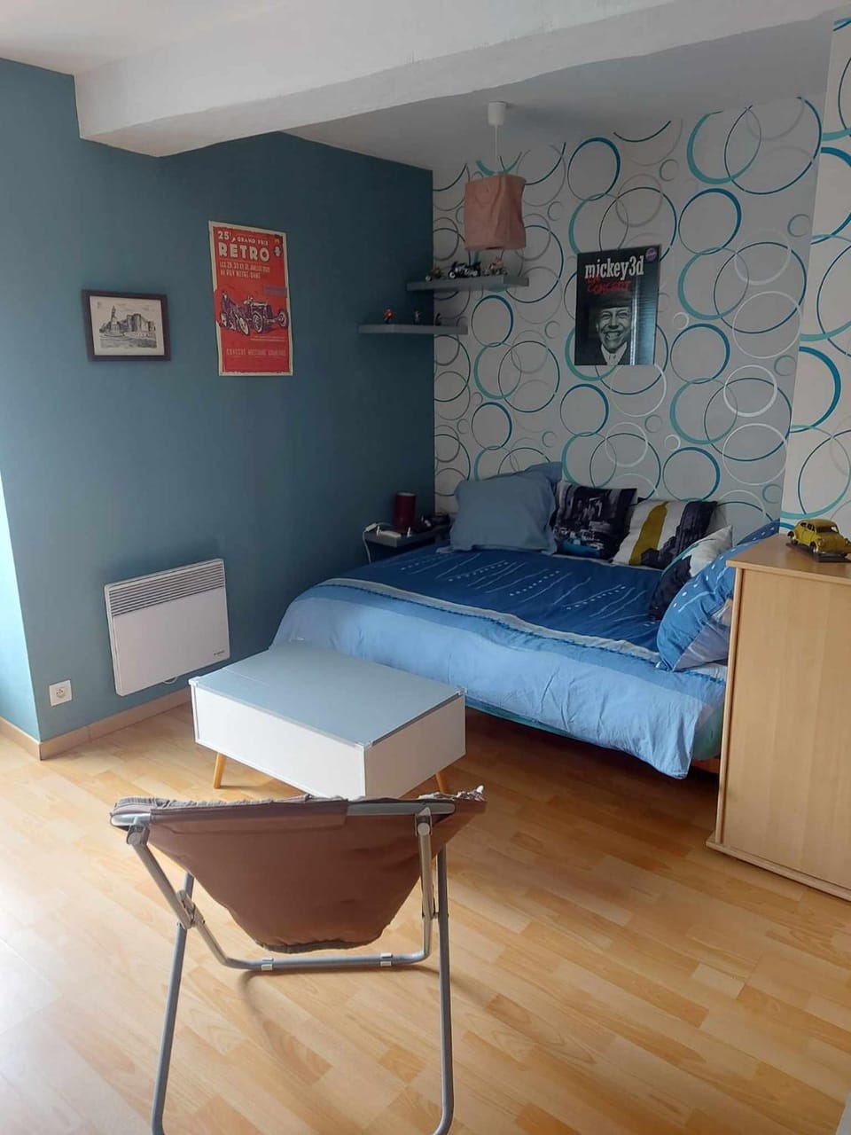 Bed, Living room, Seating area