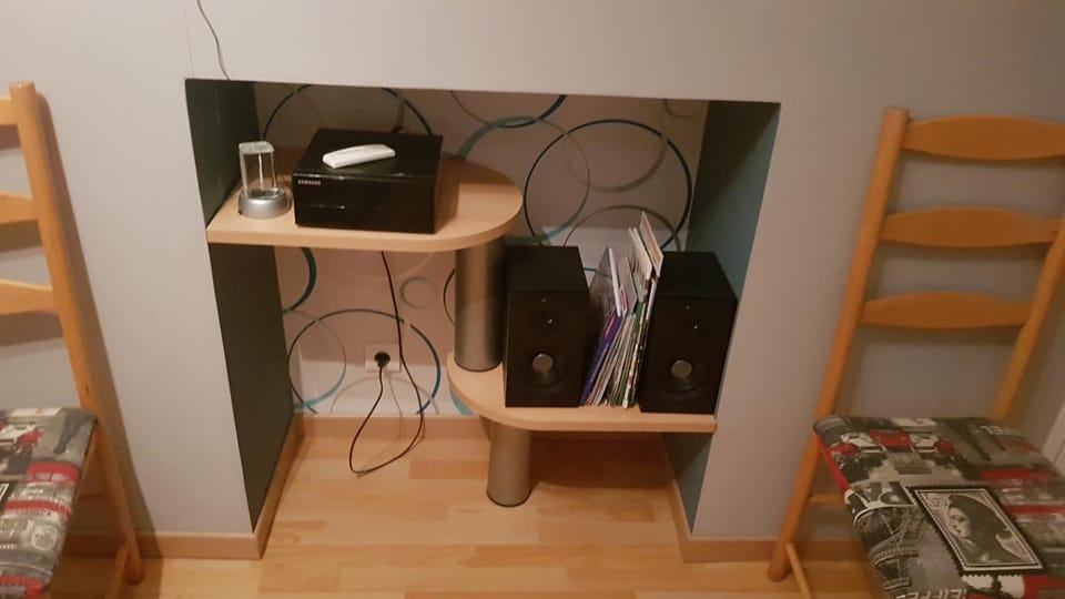 appartement a l'étage d'une maison avec entrée commune par ma maison comprenant une chambre avec un grand lit , une d'enfant et un clic-clac dans la piece de vie Apartment in Pays de la Loire