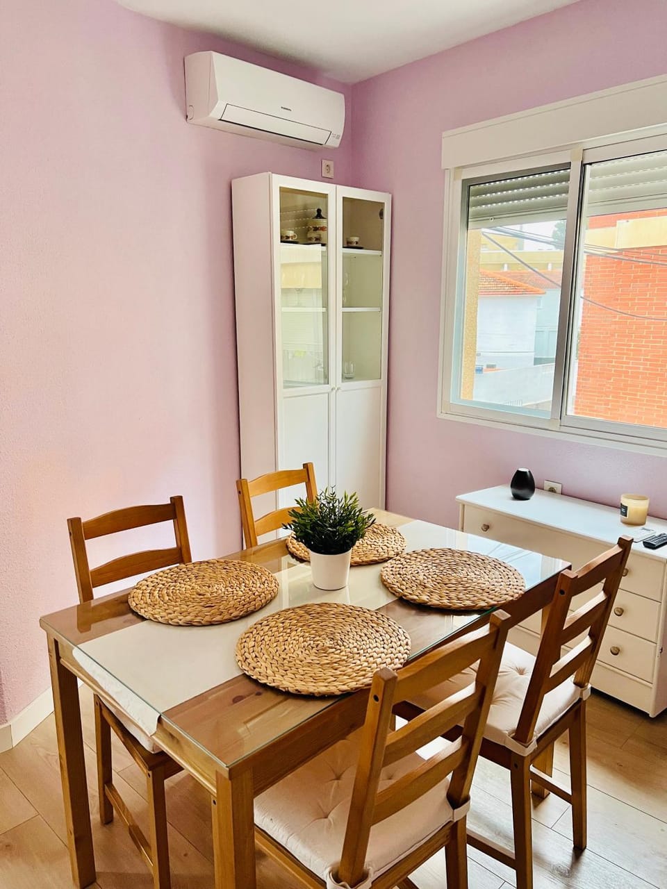 Seating area, Dining area, air conditioner