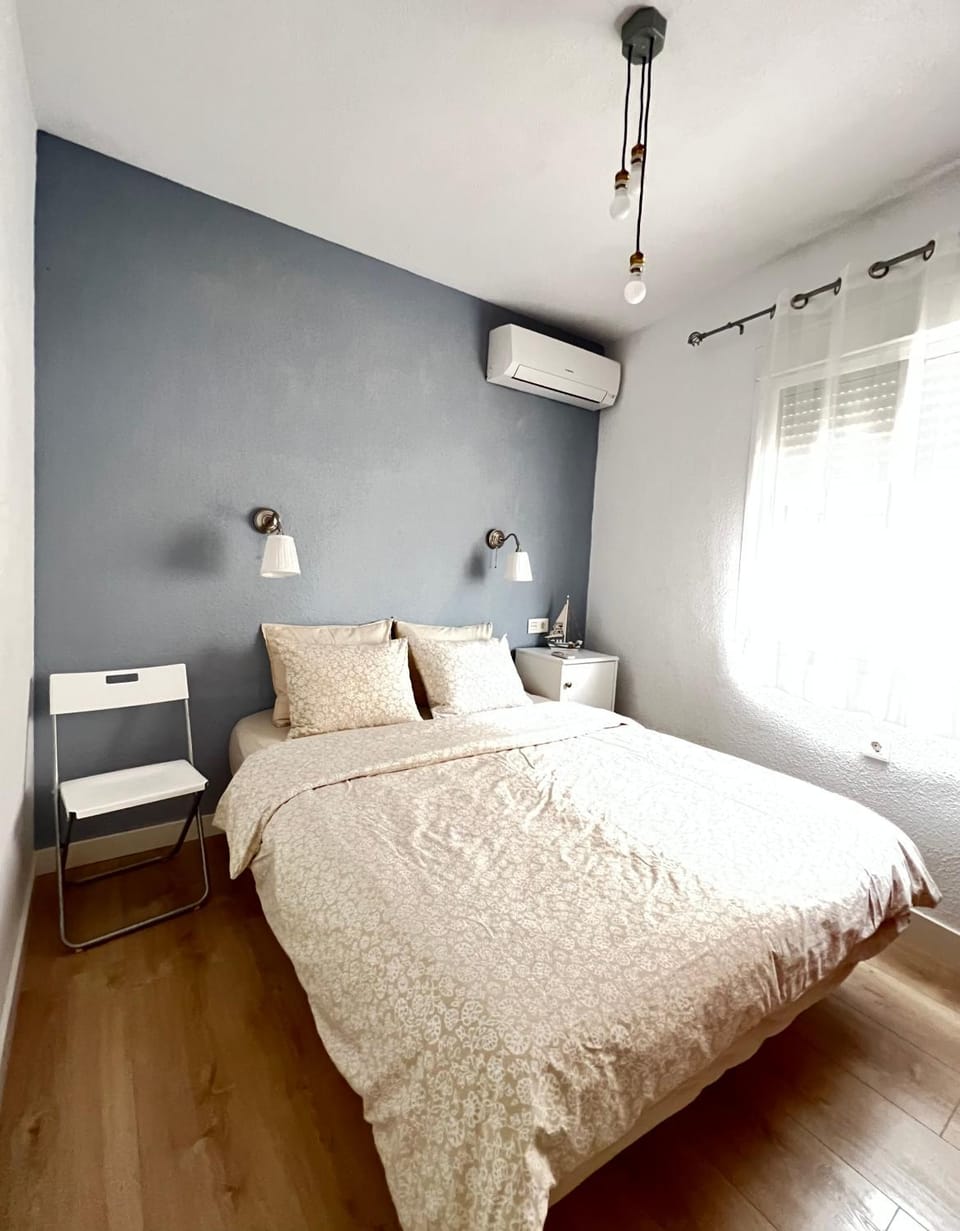 Bed, Photo of the whole room, Bedroom, air conditioner