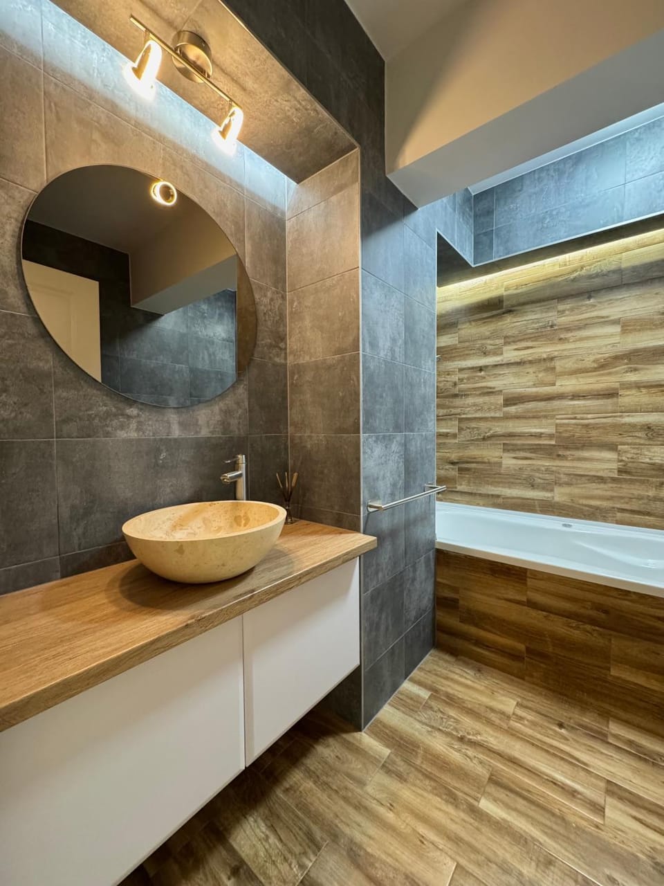 Hot Tub, Bathroom