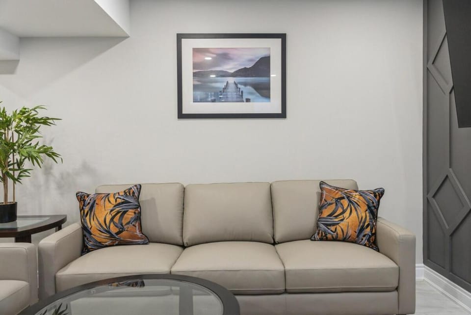 Baker Hill Executive Suite 2 Br Basement Apartment with Full Kitchen and Bath Apartment in Whitchurch-Stouffville