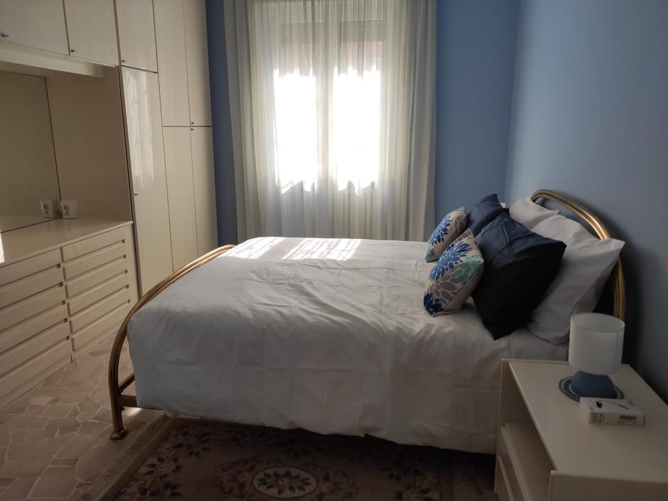 Photo of the whole room, Bedroom, wardrobe