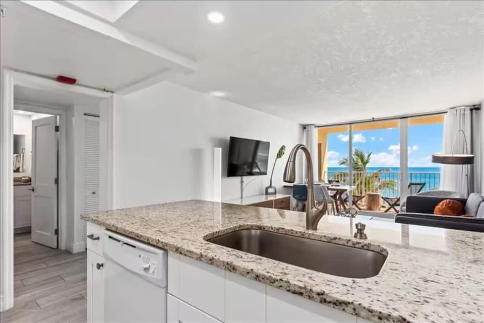 Hutchinson Island BeachFront Heated Pool Balcony Top Floor Amazing View House in Hutchinson Island