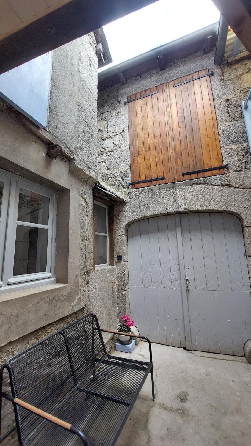 Gîte du portail fleuri Bed and Breakfast in Auvergne-Rhône-Alpes