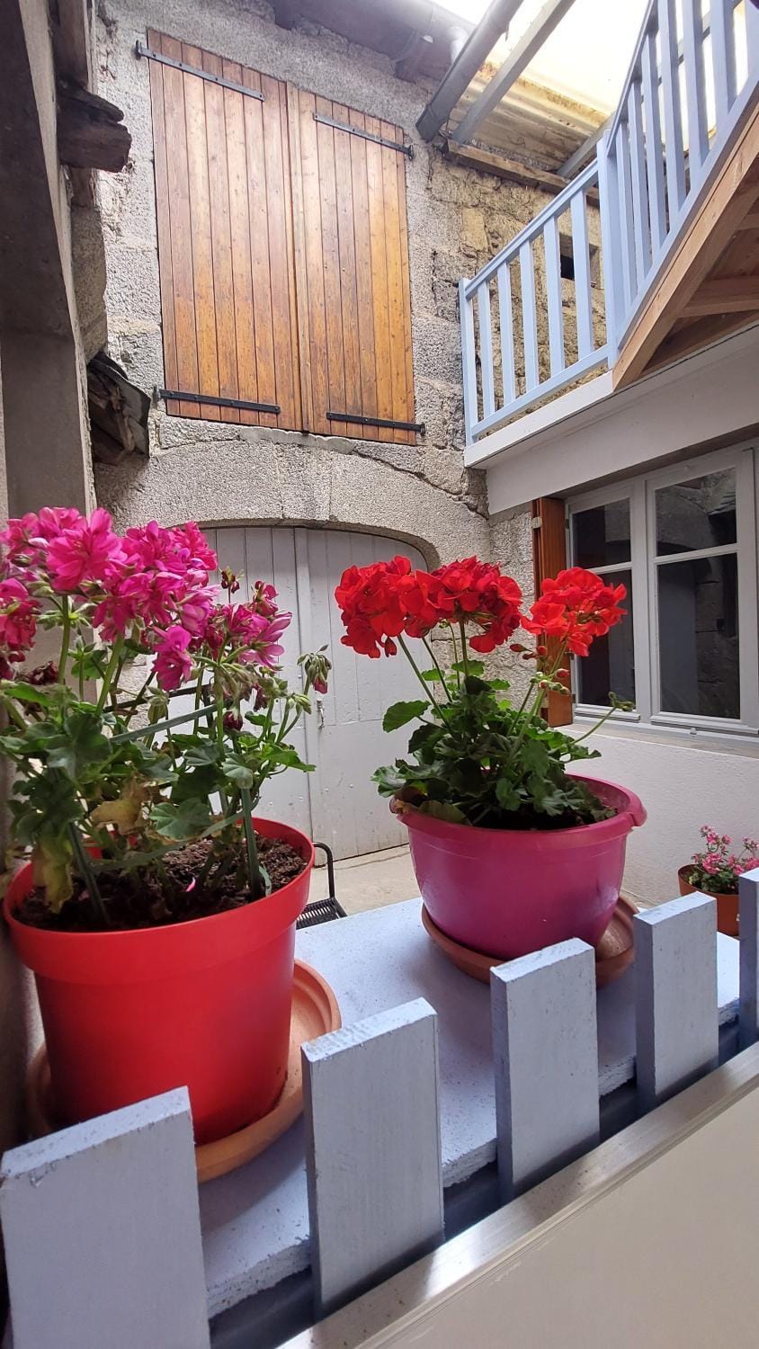 Gîte du portail fleuri Bed and Breakfast in Auvergne-Rhône-Alpes