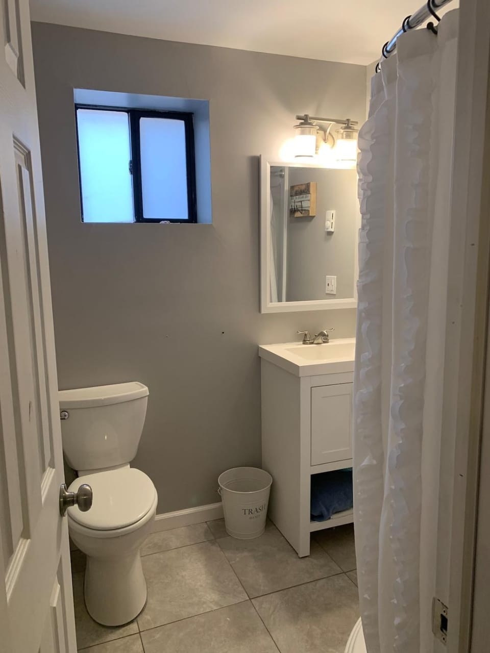 Fully renovated home with screened in HOT TUB! House in Pennsylvania