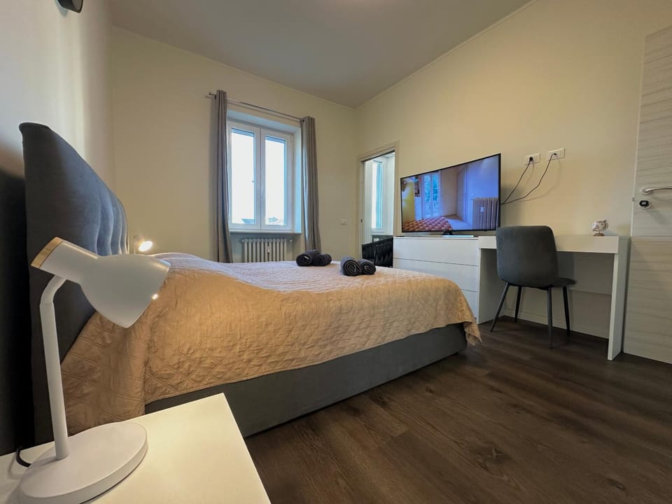 Bedroom, towels, air conditioner