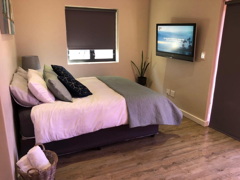Modern, Comfy Guest Suite with Beautiful Views in Welgemoed Vacation rental in Cape Town