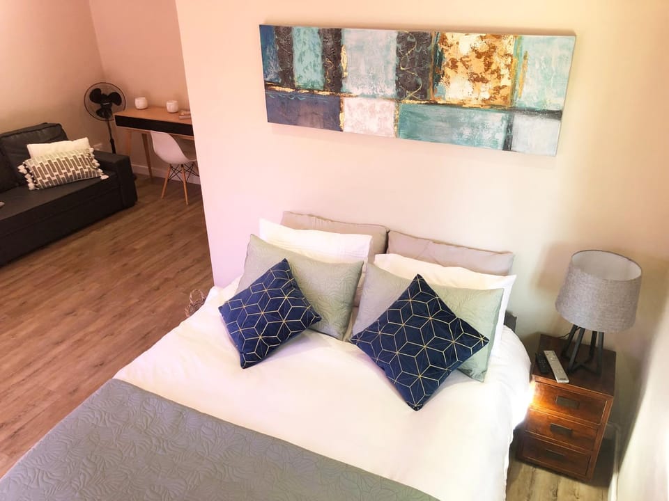 Modern, Comfy Guest Suite with Beautiful Views in Welgemoed Vacation rental in Cape Town