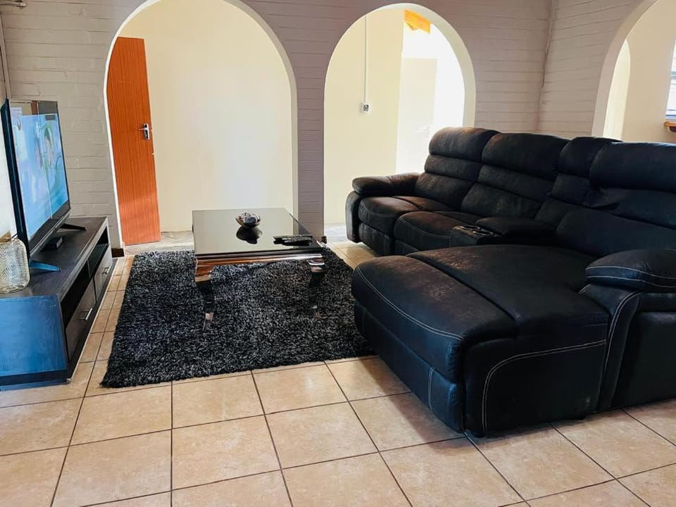 TV and multimedia, Living room, Evening entertainment