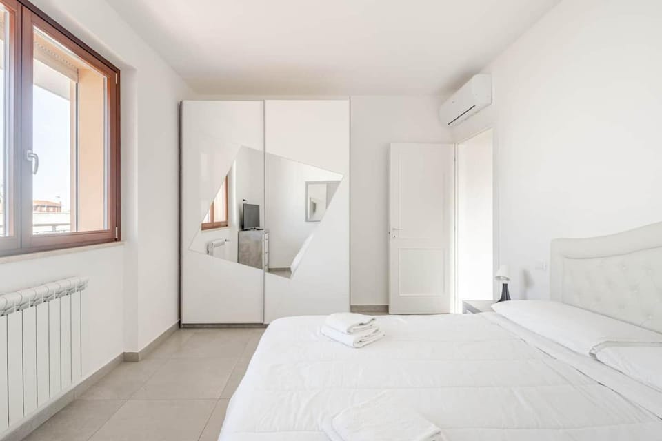Bed, TV and multimedia, Bedroom, internet, locker, wardrobe, air conditioner