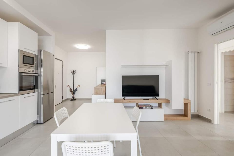 Communal lounge/ TV room, TV and multimedia, Living room, Seating area, Dining area, Evening entertainment, internet, oven, stove, kitchen, air conditioner