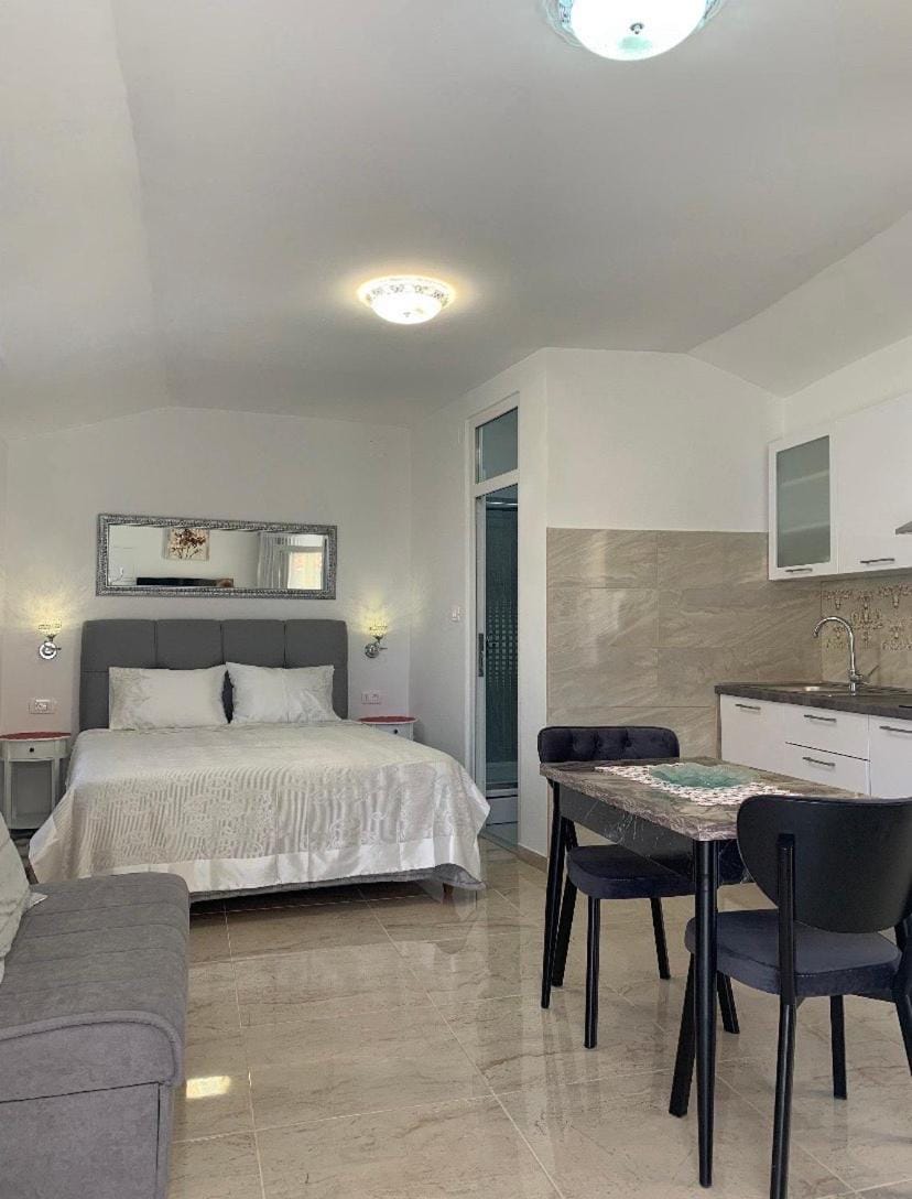 Bed, Kitchen or kitchenette, Bedroom