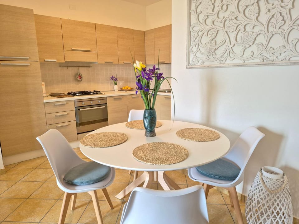 Kitchen or kitchenette, Dining area, stove