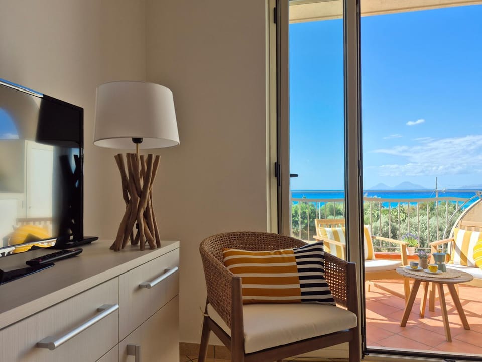 Day, Natural landscape, TV and multimedia, View (from property/room), Balcony/Terrace, Living room, Sea view