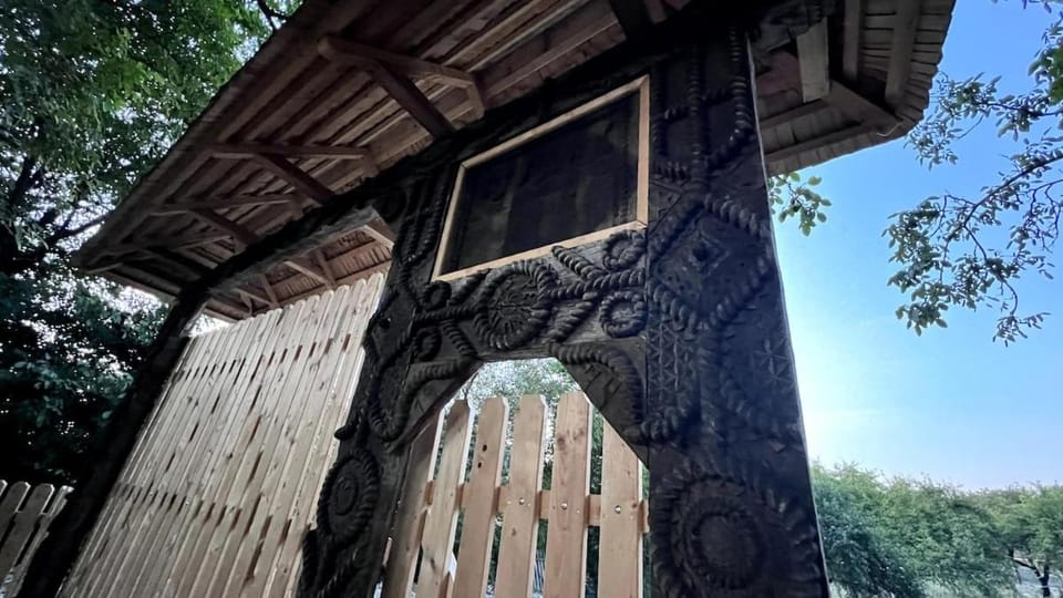 Casa Maramureșeană - Refugiu Tradițional Maramureșean Cazare de Poveste în Natură lângă pârâu Loc de joaca pentru Copii Parcare Foișor House in Timiș County