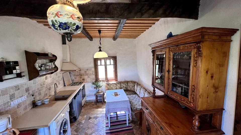 Casa Maramureșeană - Refugiu Tradițional Maramureșean Cazare de Poveste în Natură lângă pârâu Loc de joaca pentru Copii Parcare Foișor House in Timiș County