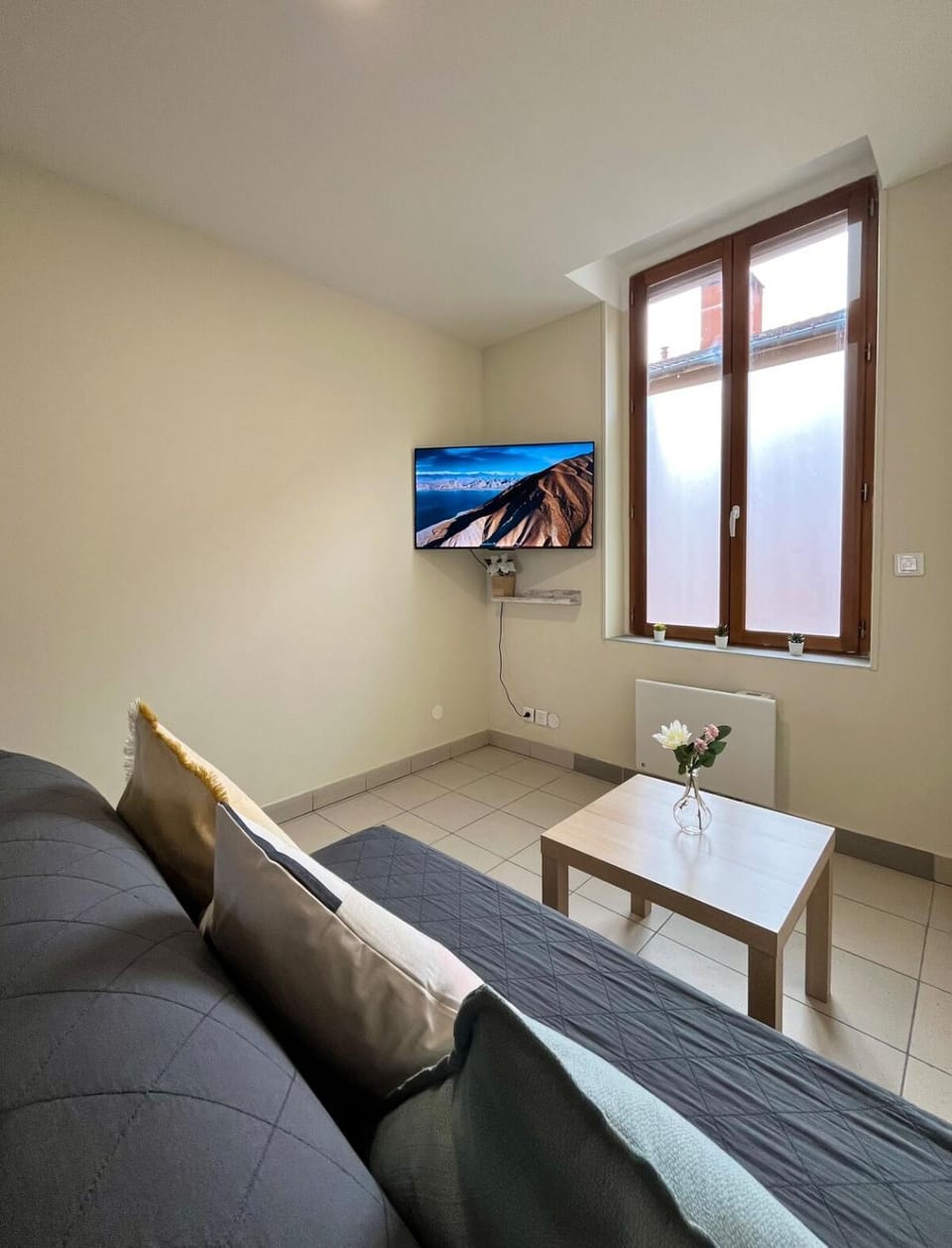 Bed, TV and multimedia, Living room