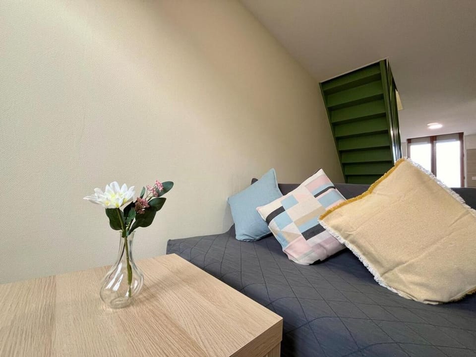 Bed, TV and multimedia, Living room