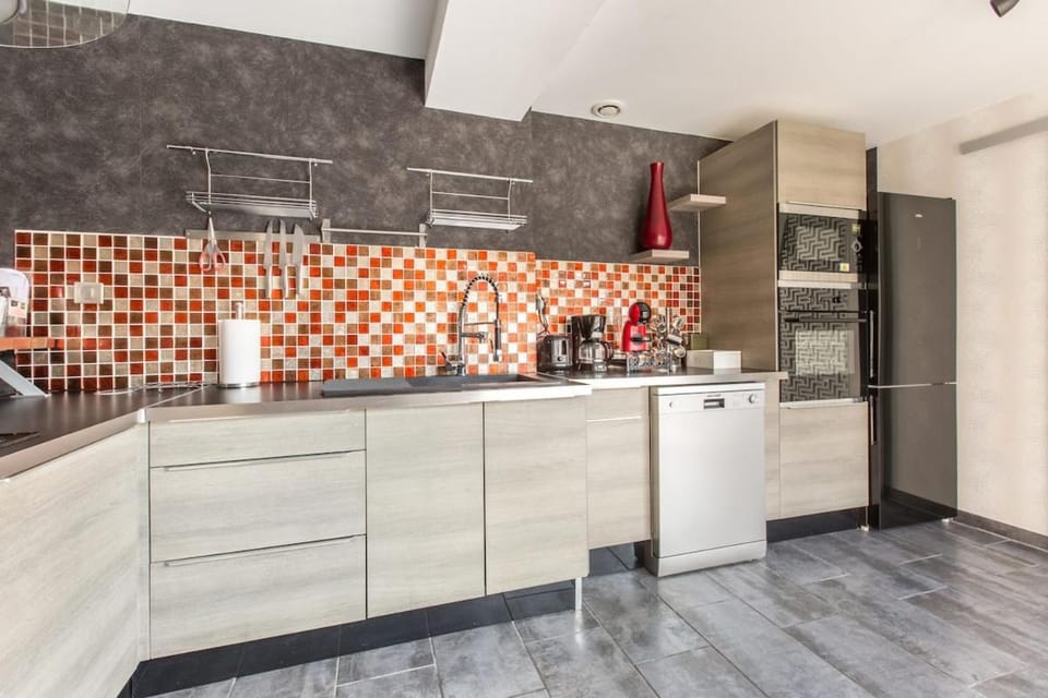 Kitchen or kitchenette, dishwasher, stove