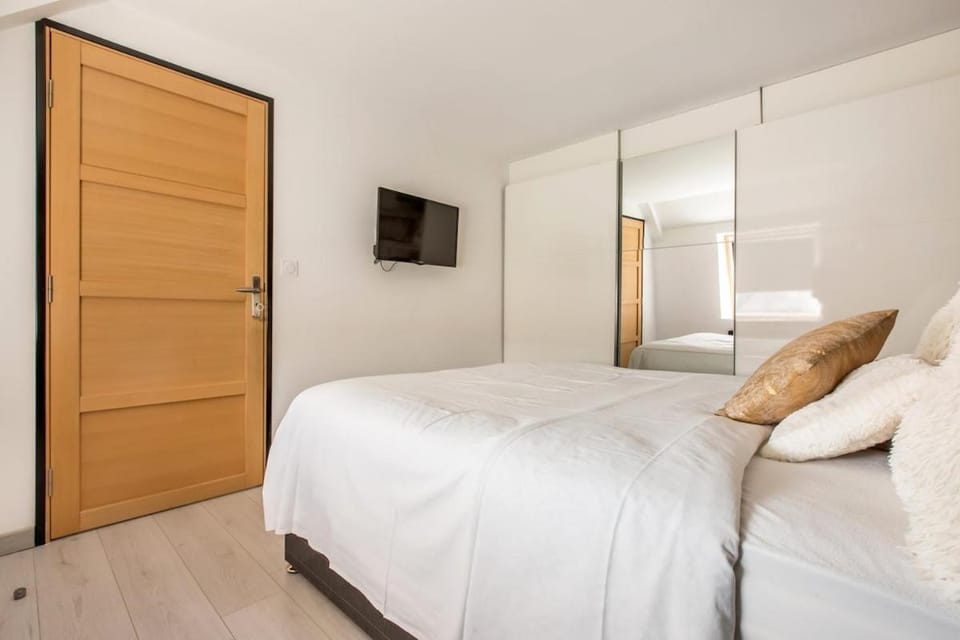 Bed, TV and multimedia, Photo of the whole room, Bedroom, wardrobe