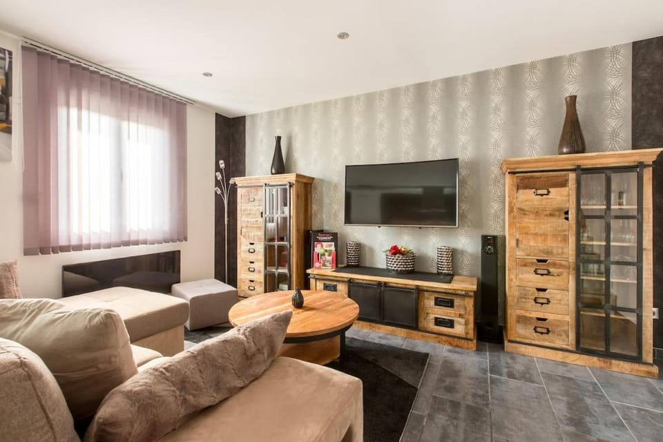Communal lounge/ TV room, TV and multimedia, Living room, Seating area