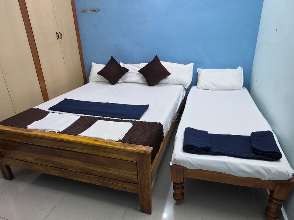 Bed, Bedroom, towels