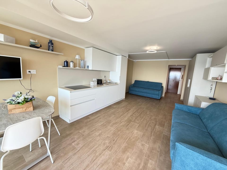 Kitchen or kitchenette, Seating area, Dining area