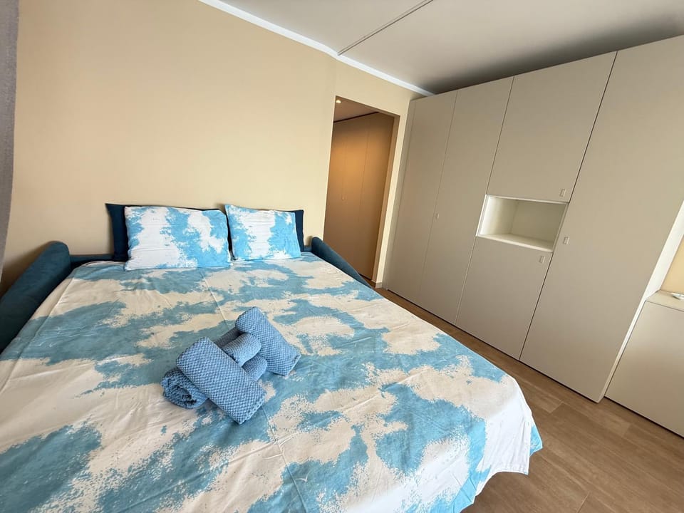 Photo of the whole room, wardrobe