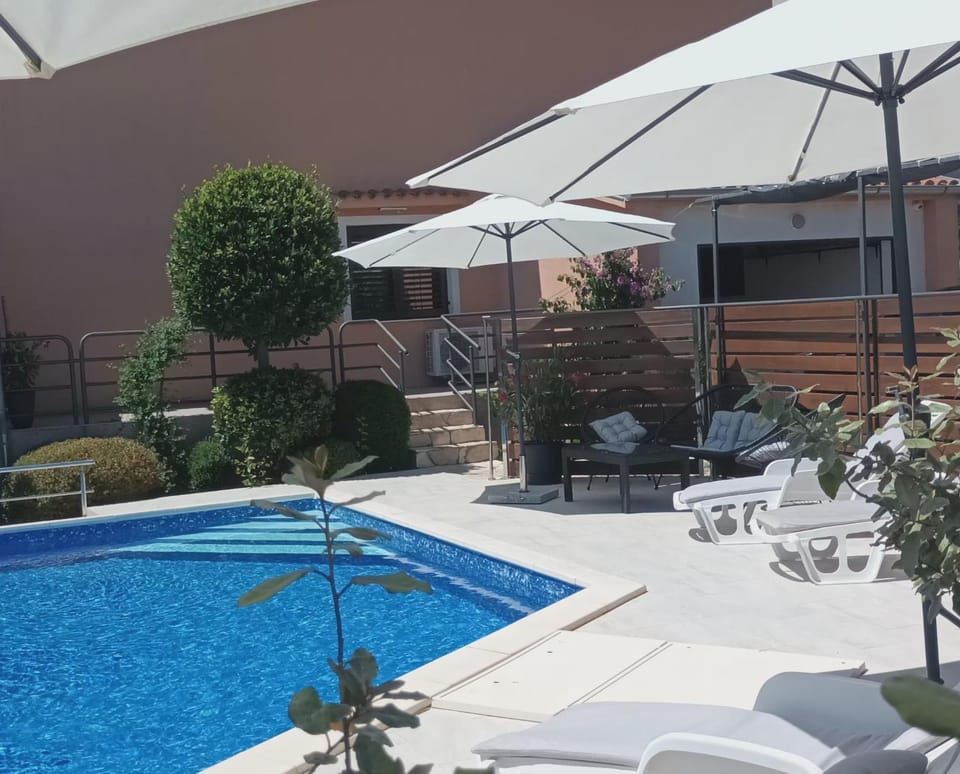 Swimming pool, sunbed