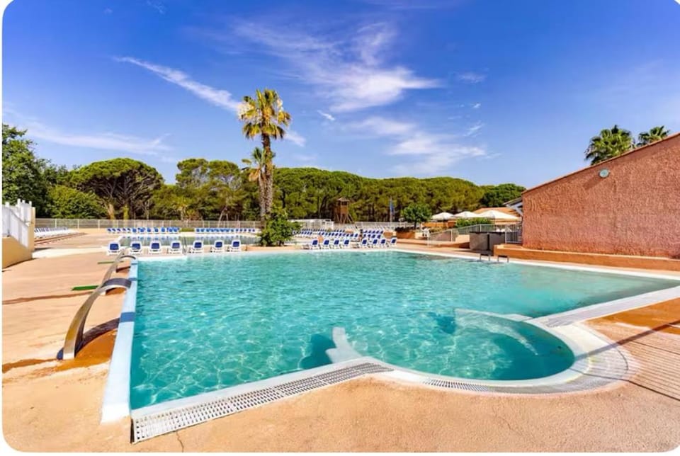 Camping Montana Parc 5 étoiles Campground/ 
RV Resort in Roquebrune-sur-Argens
