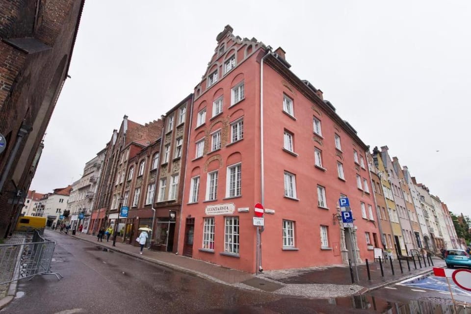 Property building, Neighbourhood, Location