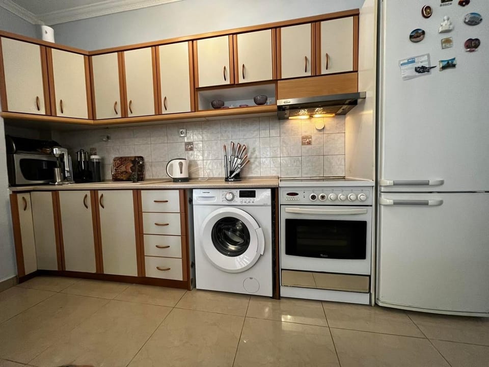 Kitchen or kitchenette, oven, stove, washing machine