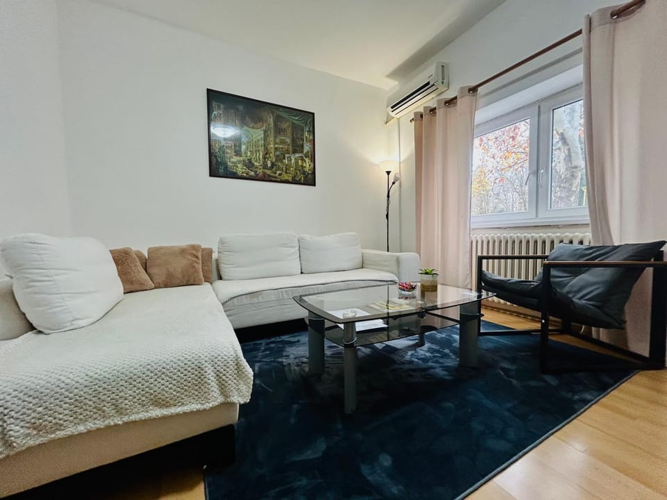Communal lounge/ TV room, TV and multimedia, Living room
