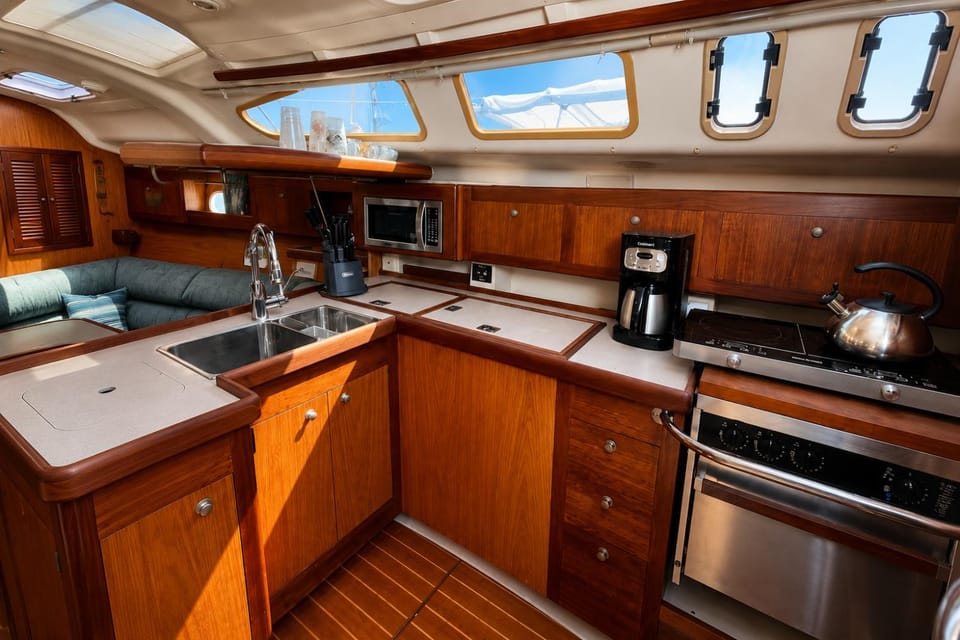 Coffee/tea facilities, Kitchen or kitchenette, microwave, oven, stove