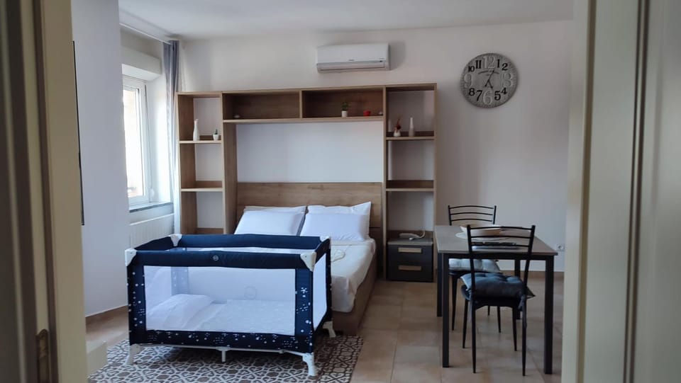 Bedroom, cot