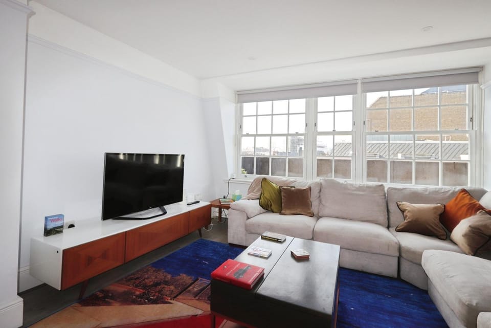 TV and multimedia, Living room, Seating area, Evening entertainment