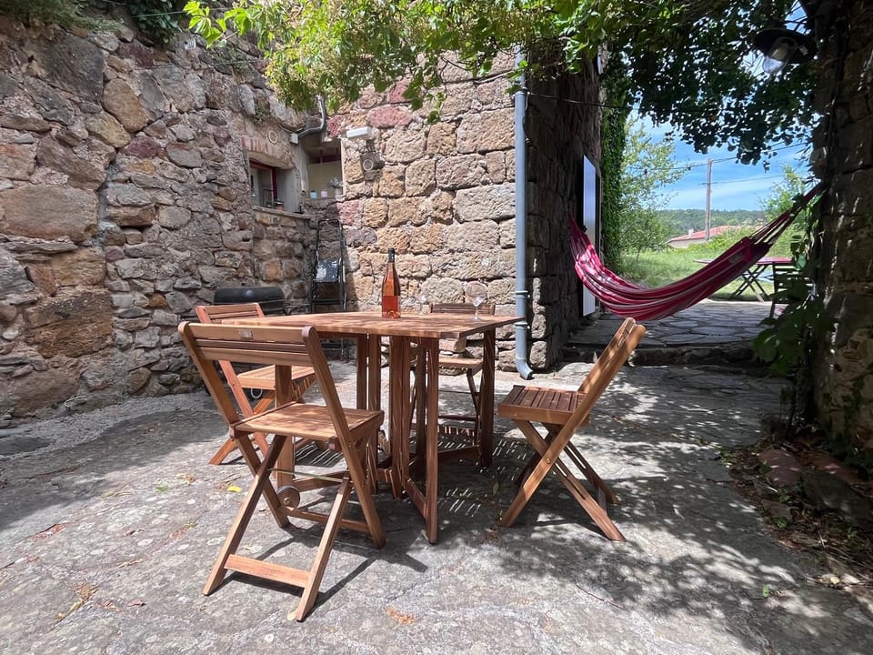 Charmant studio, maison en pierre, terrasse, jardin privatif et parking Apartment in Provence
