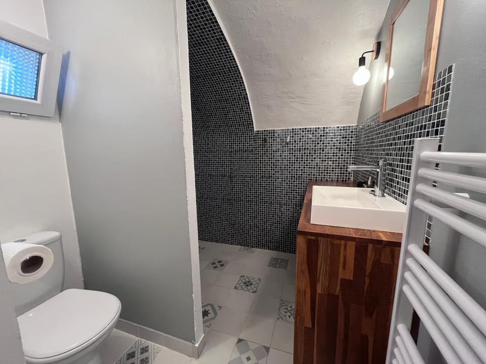 Charmant studio, maison en pierre, terrasse, jardin privatif et parking Apartment in Provence
