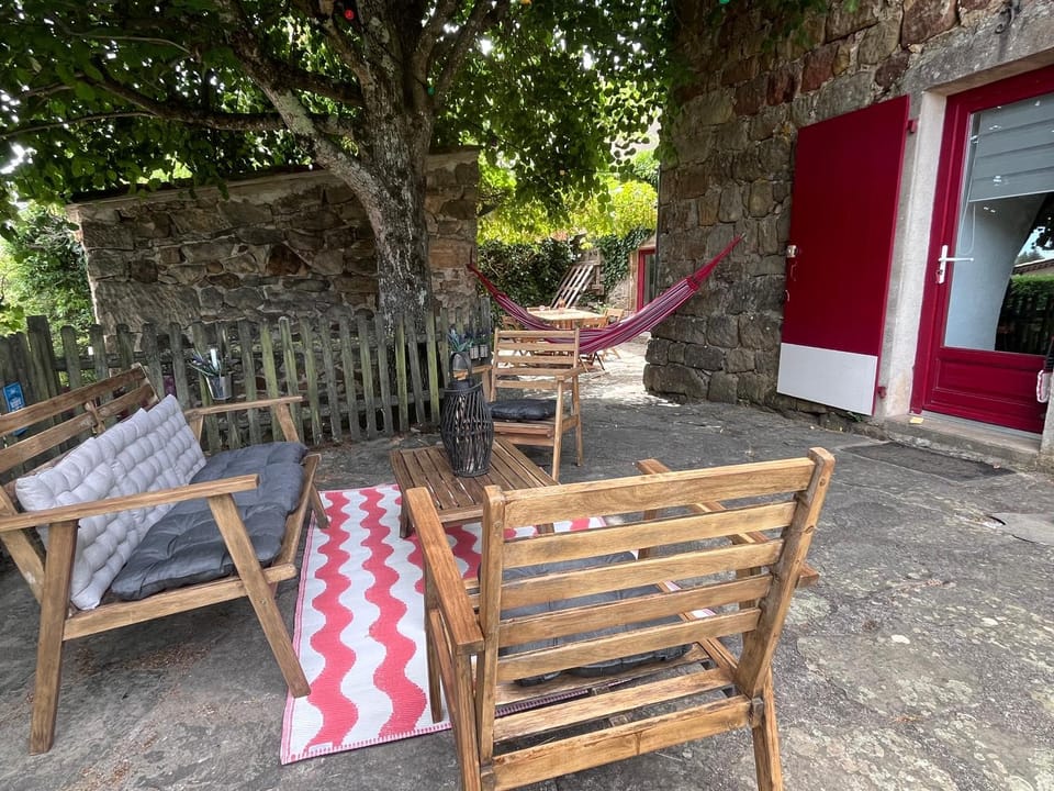 Charmant studio, maison en pierre, terrasse, jardin privatif et parking Apartment in Provence